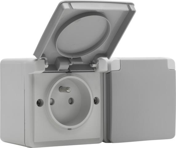 Splashproof, horizontal double wall socket with earth pin, safety shutter and screw terminals; inclu