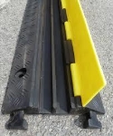Kabelbeschermer 980 x 240 x 46mm (2 compartimenten van 30 x 30mm) 7.2kg/st  max 20T