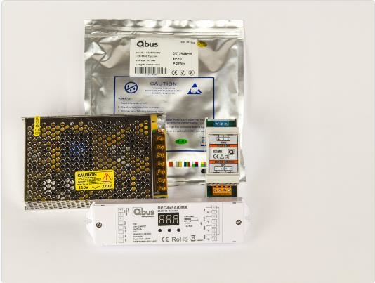 Paquet avec décodeur DMX, alimentation et Ruban Led.